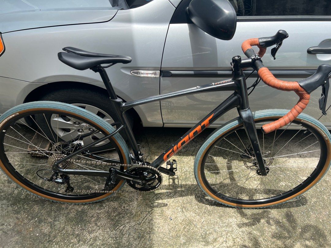 Giant Revolt 2 Medium size used gravel bike Sports Equipment