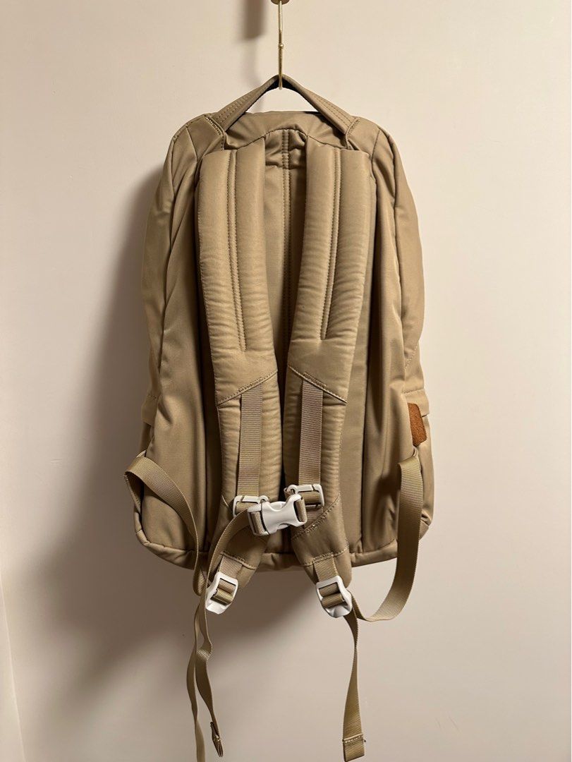 Gregory backpack （分類：背囊）位於 Hong Kong。 由 ciaodore 提交（商品編號 1243568088，圖片 2）。簡介： 袋背和肩帶有軟墊，適合孭重野 Size : 44cm height (袋身計）。
