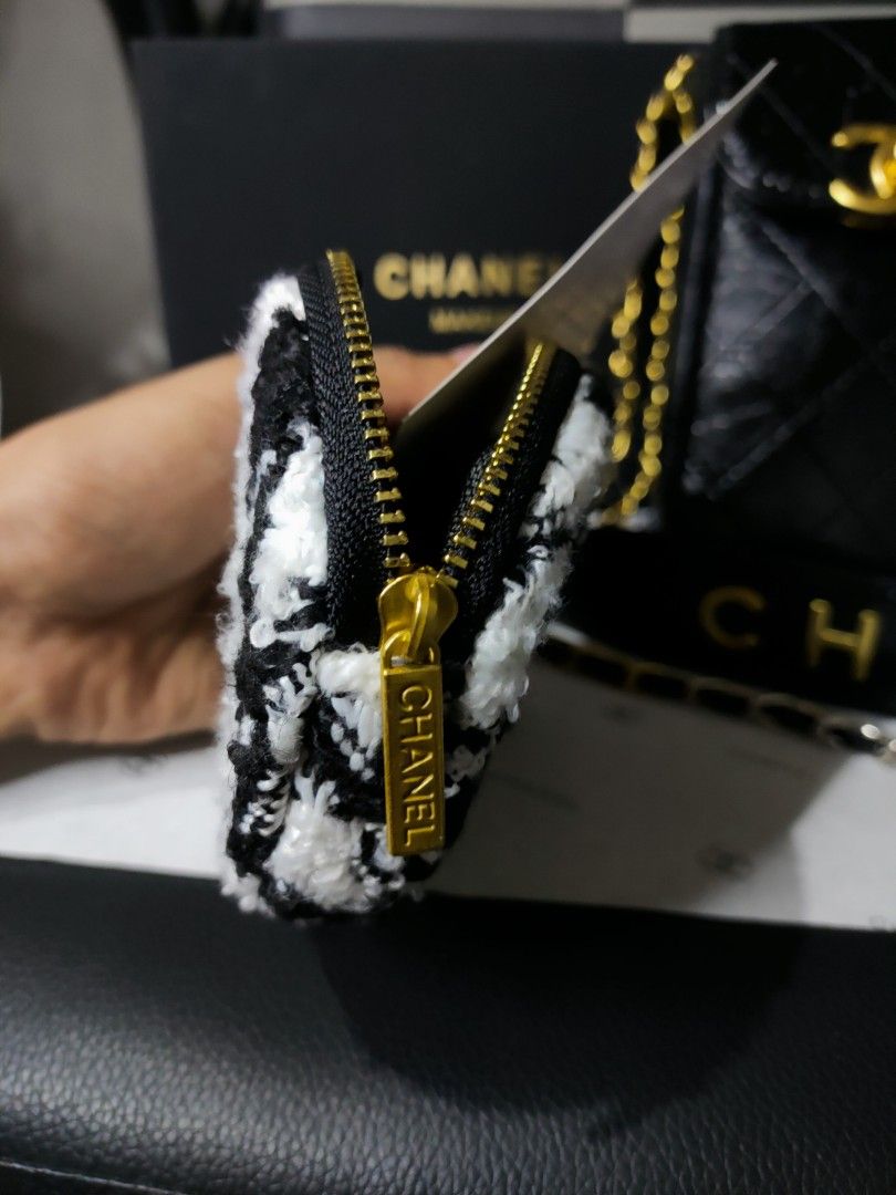 Japan Preloved Chanel Phone Bag (Category: Luxury Bags & Wallets) located in Cebu City. Submitted by day.98 (Listing ID 1243664734, Image 3). Description: selected from japan surplus genuin leather with holo sticker with box & dust bag no flaws.