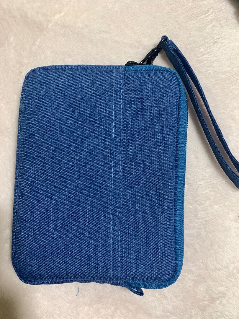 Kindle sleeves or bag (Category: Laptop Bags & Sleeves) located in Bacoor. Submitted by mscao (Listing ID 1243657619, Image 2). Description: Kindle Sleeves Bag RFS Not using.