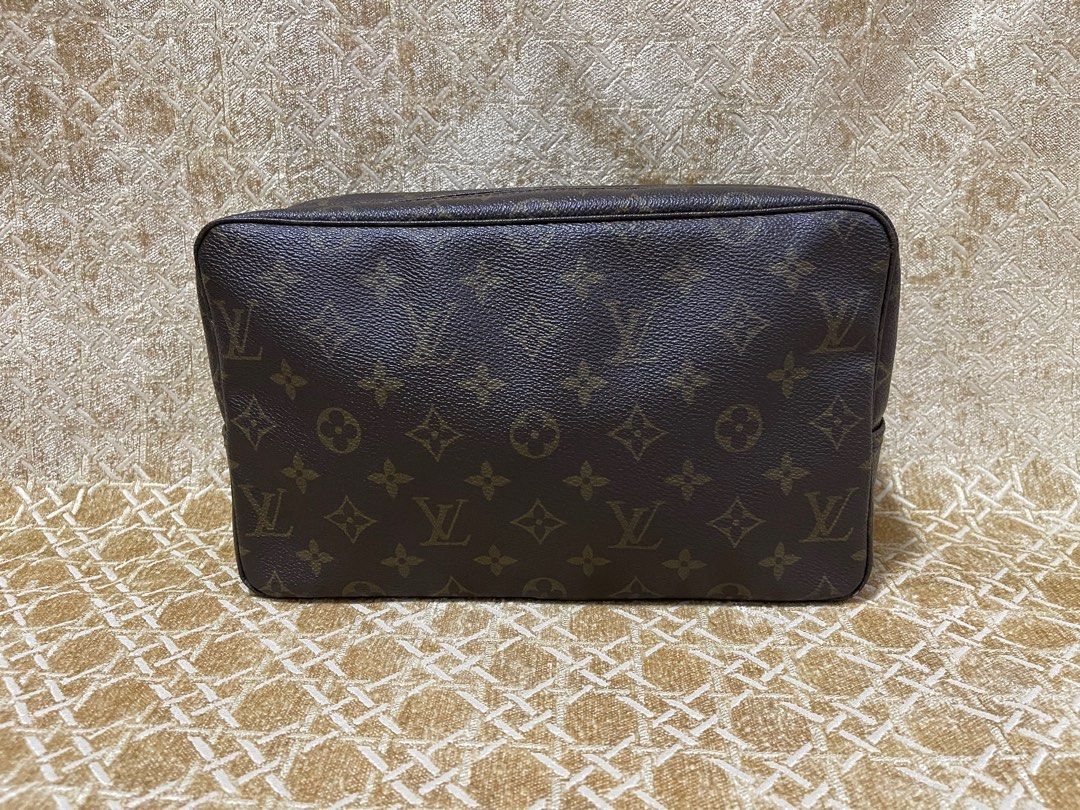 louis vuitton (Category: Luxury Bags & Wallets) located in Calamba. Submitted by thriftingoverload (Listing ID 1243707481, Image 2). Description: plus shipping fee vintage but still in excellent condition minor rubs lang sa corner issue.