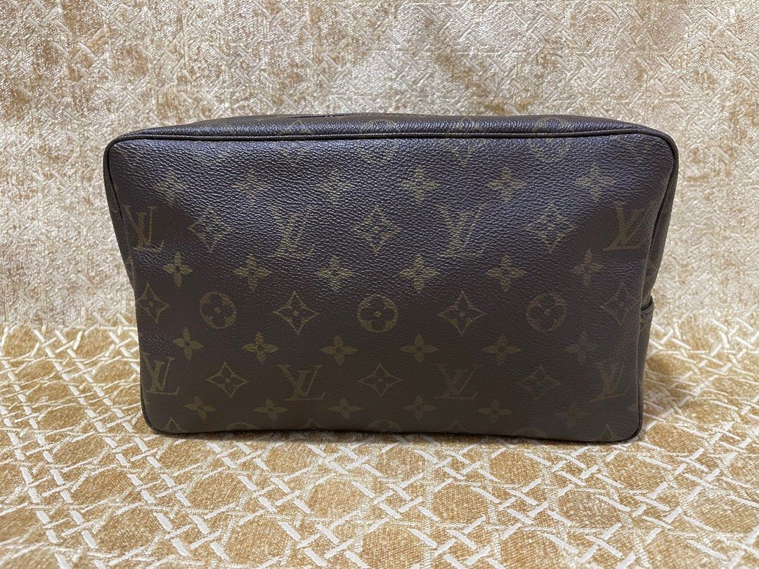louis vuitton (Category: Luxury Bags & Wallets) located in Calamba. Submitted by thriftingoverload (Listing ID 1243707481, Image 3). Description: plus shipping fee vintage but still in excellent condition minor rubs lang sa corner issue.