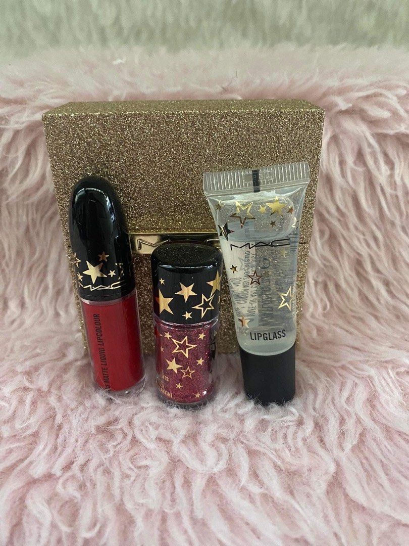 MAC SHINING MOMENT KIT-RED (Category: Makeup) located in Makati City. Submitted by blissfulfindsph (Listing ID 1243628164, Image 1). Description: Mac Shining Moment Kit-Red 1300 Item Form: liquid Skin Type: all Finish Type: Shimmery, Matte Product Benifits: shining.