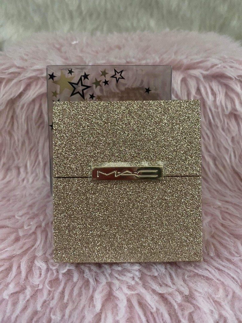 MAC SHINING MOMENT KIT-RED (Category: Makeup) located in Makati City. Submitted by blissfulfindsph (Listing ID 1243628164, Image 3). Description: Mac Shining Moment Kit-Red 1300 Item Form: liquid Skin Type: all Finish Type: Shimmery, Matte Product Benifits: shining.