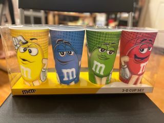 限量全新m&m巧克力3D塑膠杯；紅藍黃綠四個一組；售出不退；高度約15公分；3-D CUP SET；外盒一邊有部分破損、不介意者再下單