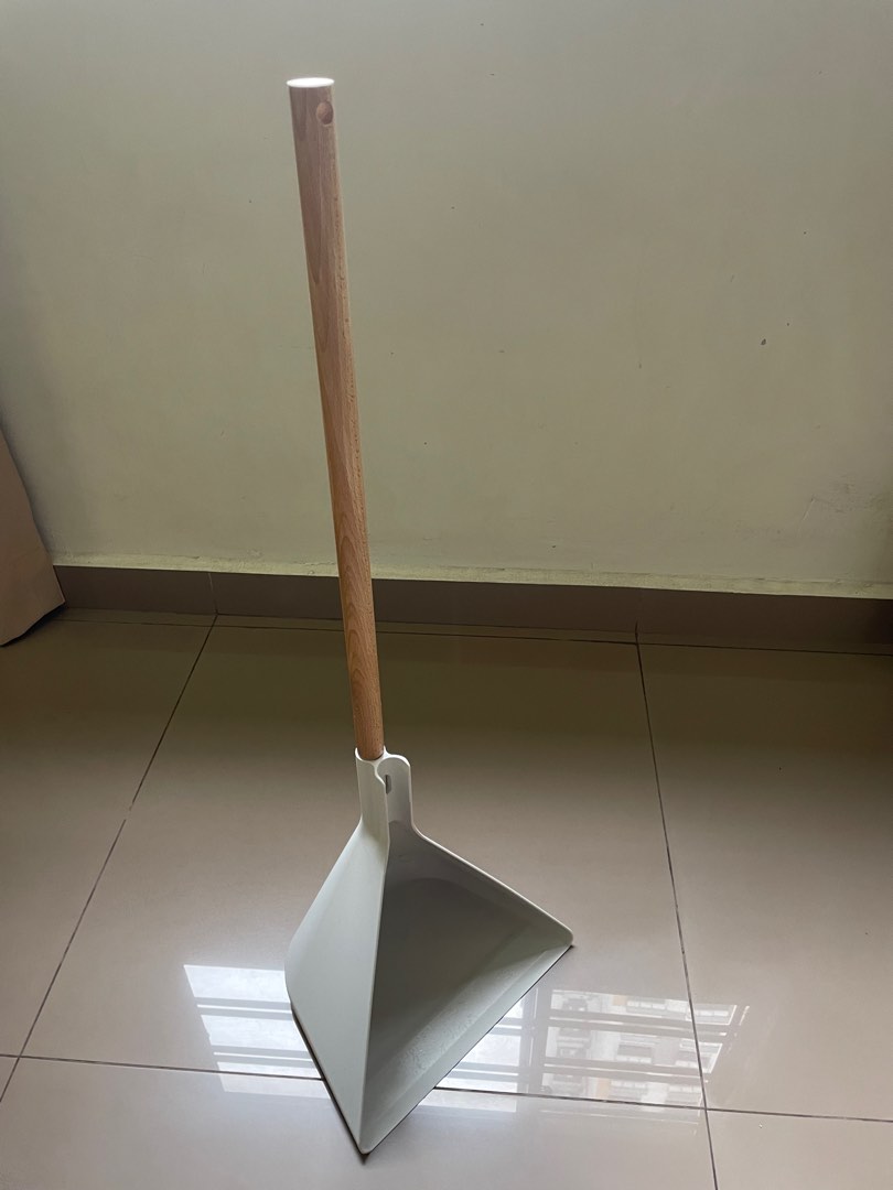 MUJI dust pan, Furniture & Home Living, Cleaning & Homecare Supplies