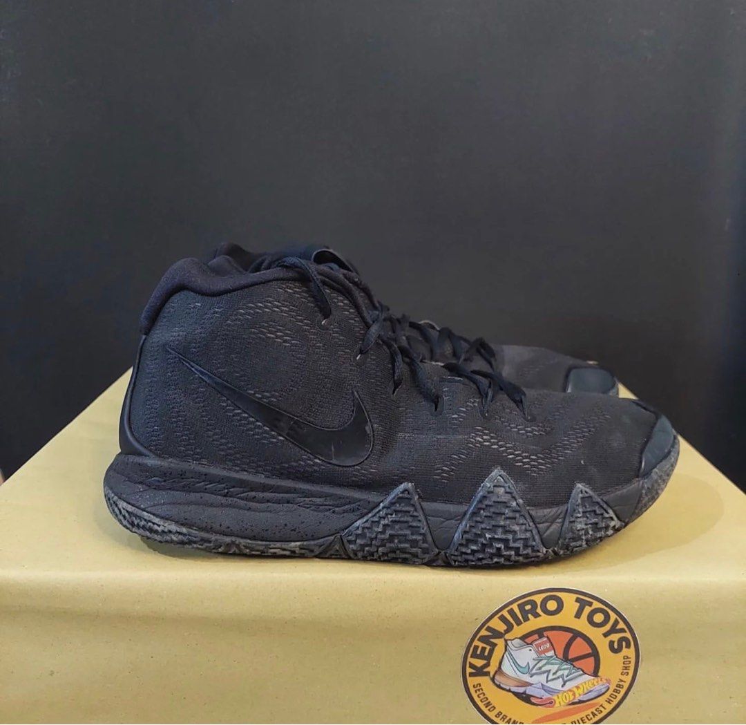 NIKE KYRIE 4 BLACKOUT Fesyen Pria Sepatu Sneakers di Carousell