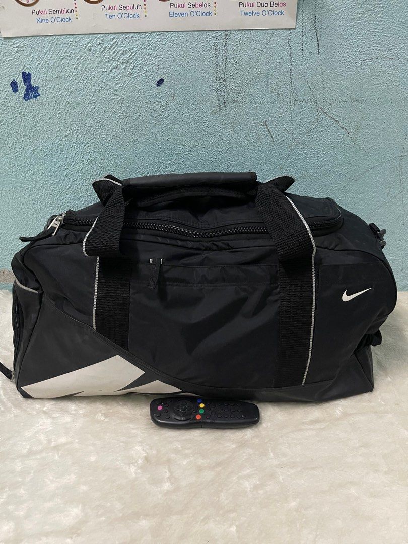 Nike travel bag, Men's Fashion, Bags, Belt bags, Clutches and Pouches on Carousell