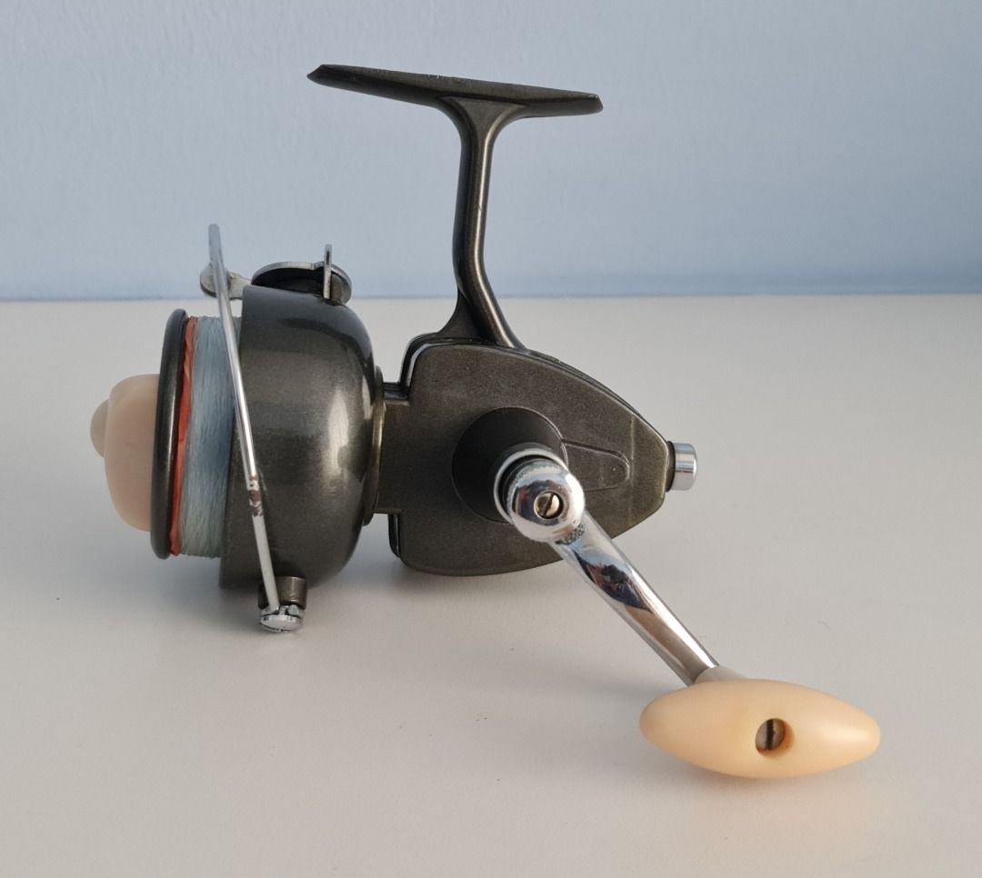 Rare vintage Columbian 772 2-speed spinning reel made in Japan, Sports  Equipment, Fishing on Carousell