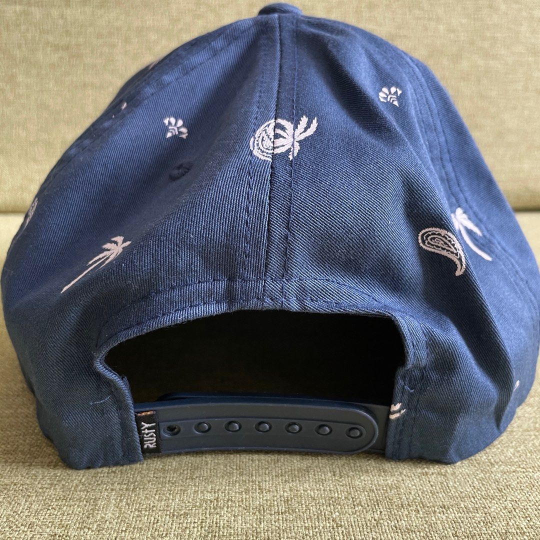 Rusty Cap （分類：棒球帽、帽）位於 Hong Kong。 由 jenb_l 提交（商品編號 1243582180，圖片 2）。簡介： - new and real - free size - bought from Australia 。
