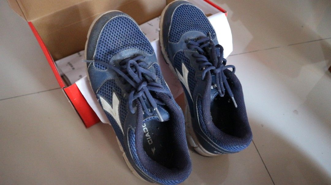 SEPATU DIADORA BIRU SIZE 38 Olah Raga Perlengkapan Olahraga