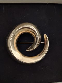 Vintage Liz Claiborne  Gold Tone Brooch