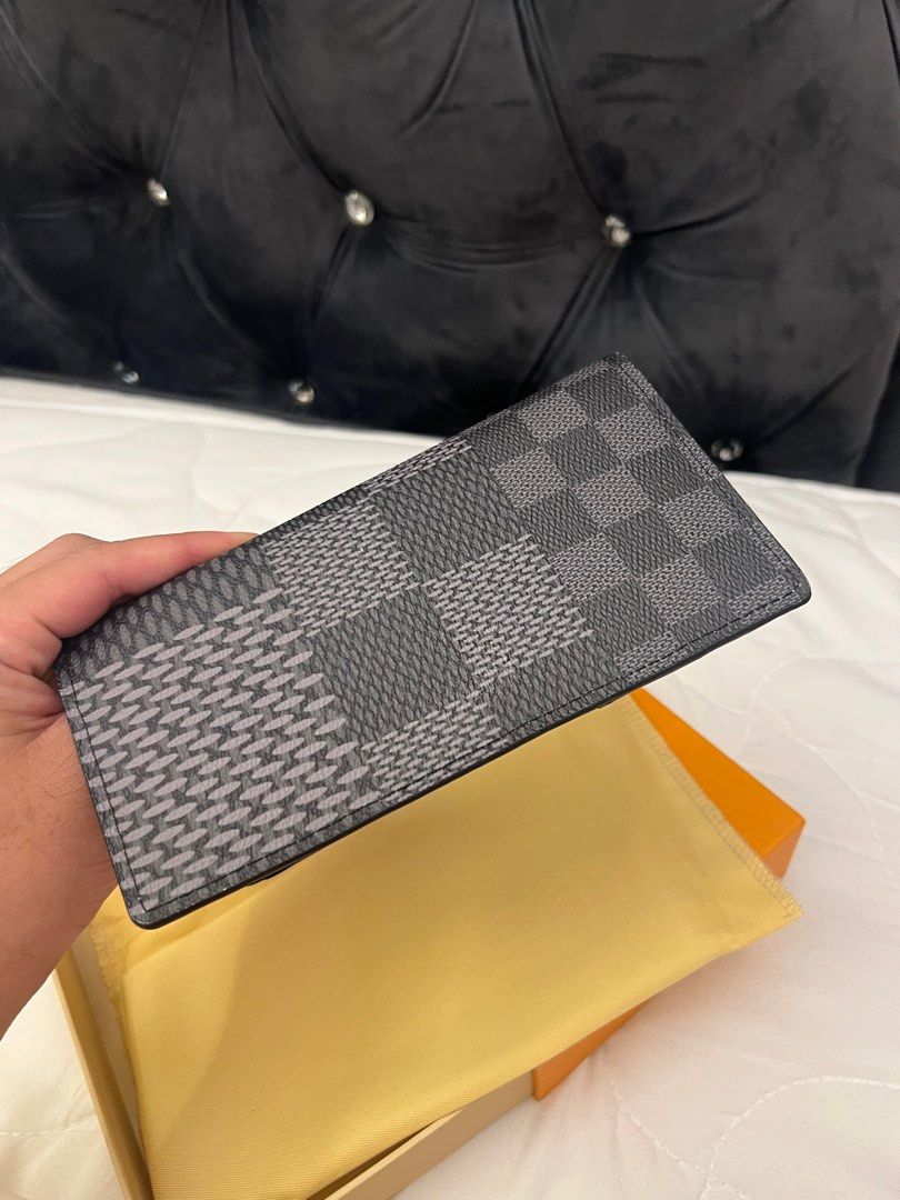 WALLET (Category: Wallets & Card Holders) located in Kuala Lumpur. Submitted by ryanaimanatif (Listing ID 1243563249, Image 3). Description: LIKE NEW & NOT ORI.