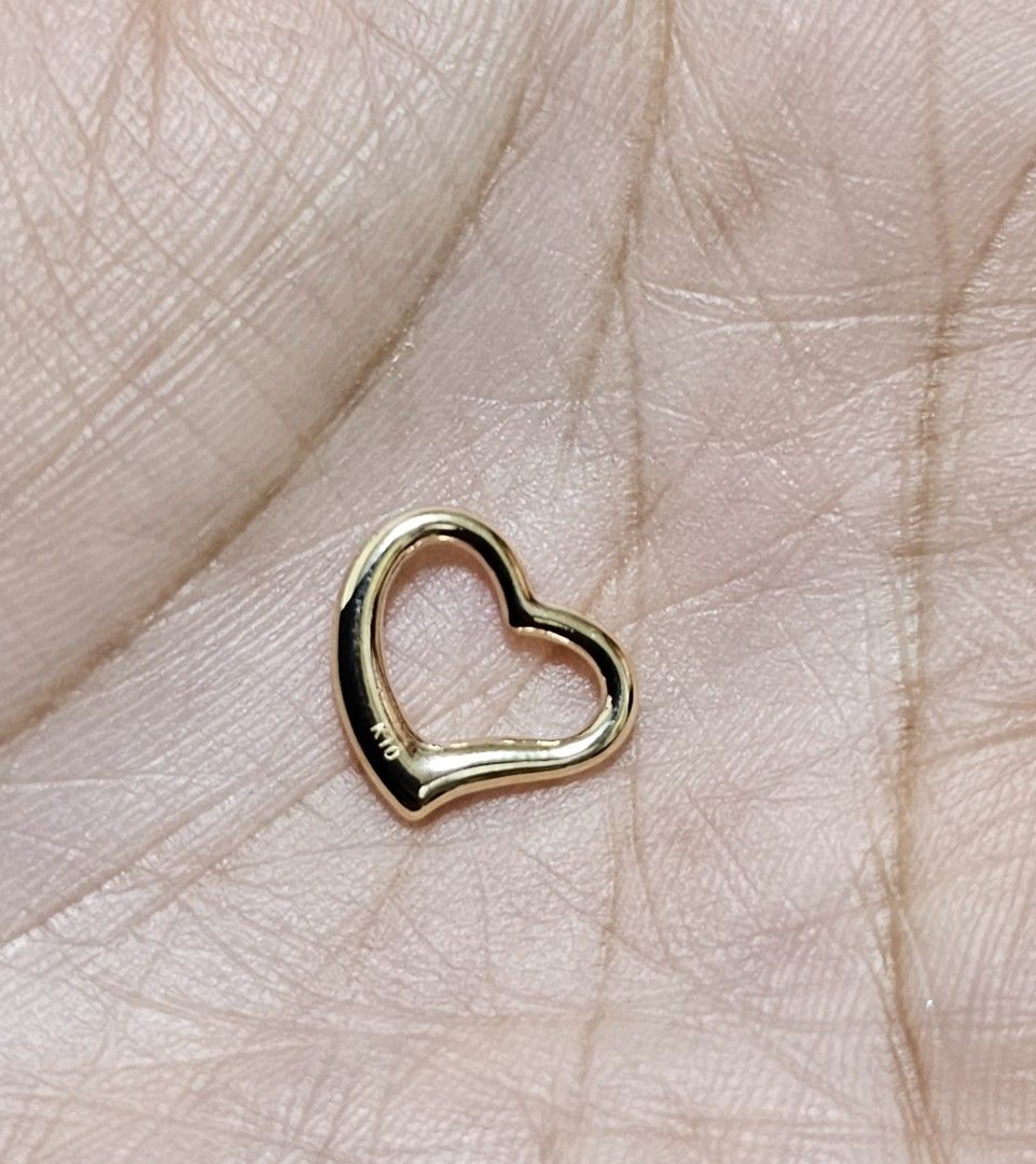 10K Japan Gold Heart Pendant (Category: Necklaces) located in Quezon City. Submitted by lajean (Listing ID 1243854664, Image 1). Description: 10K Japan Gold Heart Pendant Brand new On hand Ready to ship Cash basis only.