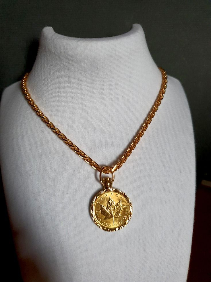 Gold maple leaf pendant best sale
