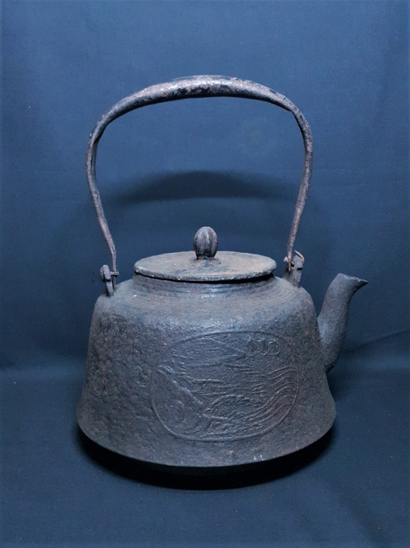 老日本茶道具鐵壺鐵瓶窗花山水紋飾肩衝岩肌花苞摘重1.36Kg 古美術