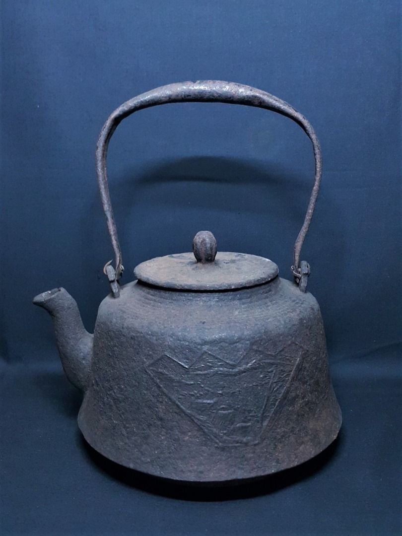 老日本茶道具 鐵壺鐵瓶 窗花山水紋飾 肩衝岩肌 花苞摘 重1.36Kg 古美術 風爐火鉢火爐鐵釜茶釜鐵器可參考82061