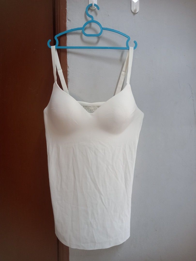 AIRism seamless V neck bra top L, Women's Fashion, Tops, Other Tops on  Carousell