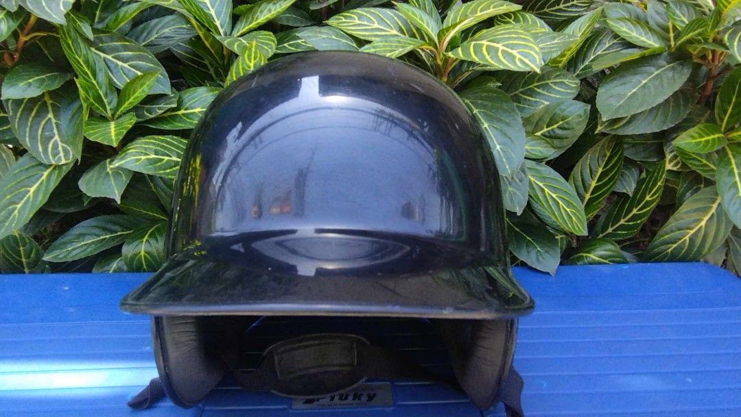 BRETT Base ball helmet (Category: Racket and Ball Sports) located in Manila. Submitted by benjie.benjie3 (Listing ID 1243898255, Image 1). Description: BRETT Base ball helmet Brand= BRETT Color = black Material = plastic adult size 2nd hand with scratch No warranty If there's Damage or Issues they can be seen in the last picture Made in Taiwan Price = 600 No swapping please. Price does not include shipping fees. For shipping, payment first to Gca