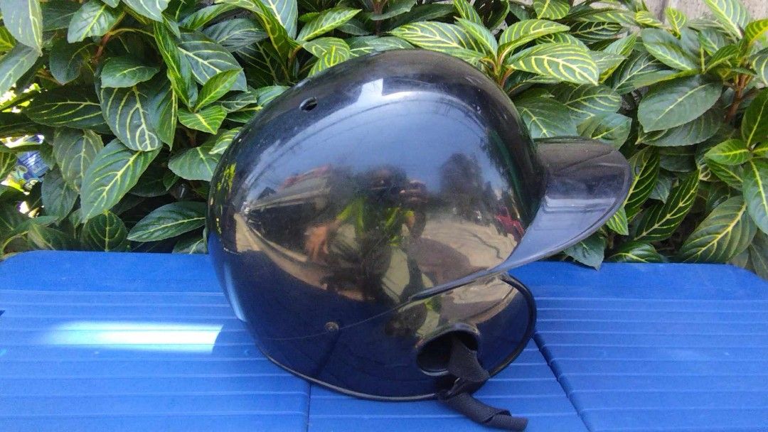 BRETT Base ball helmet (Category: Racket and Ball Sports) located in Manila. Submitted by benjie.benjie3 (Listing ID 1243898255, Image 2). Description: BRETT Base ball helmet Brand= BRETT Color = black Material = plastic adult size 2nd hand with scratch No warranty If there's Damage or Issues they can be seen in the last picture Made in Taiwan Price = 600 No swapping please. Price does not include shipping fees. For shipping, payment first to Gca