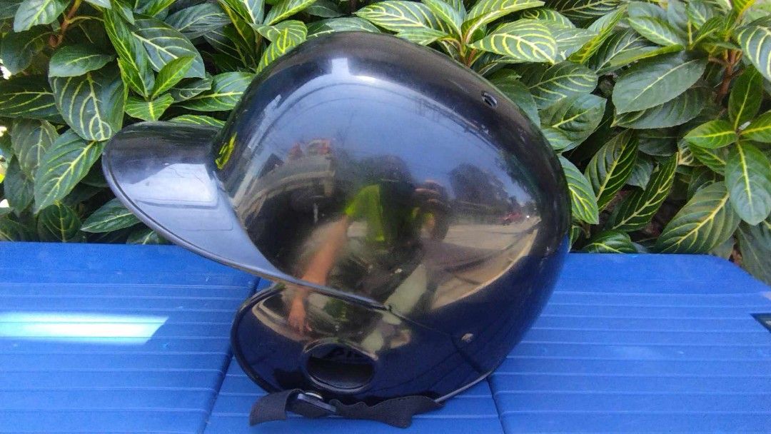 BRETT Base ball helmet (Category: Racket and Ball Sports) located in Manila. Submitted by benjie.benjie3 (Listing ID 1243898255, Image 3). Description: BRETT Base ball helmet Brand= BRETT Color = black Material = plastic adult size 2nd hand with scratch No warranty If there's Damage or Issues they can be seen in the last picture Made in Taiwan Price = 600 No swapping please. Price does not include shipping fees. For shipping, payment first to Gca