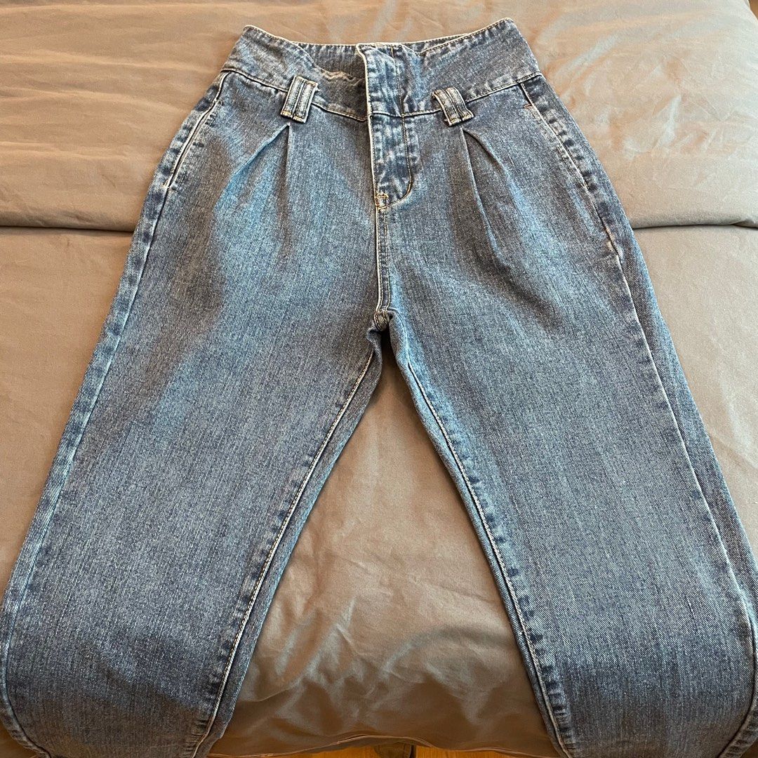 Levi's Women's straight leg lightwash distressed denim capris Size 12 - $28  - From Christian