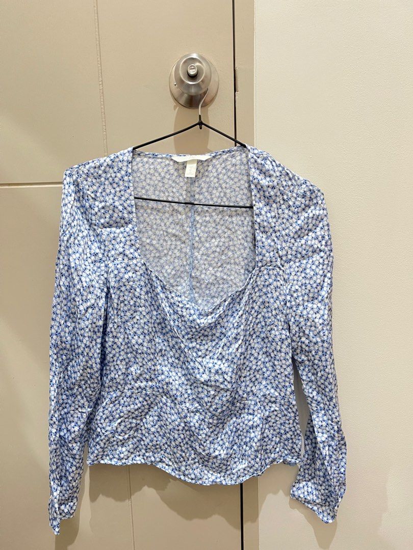 H&M Blue Daisy Silk Square Neck Top (Category: Blouses) located in Manila. Submitted by iluvbiscoffcookie (Listing ID 1243794544, Image 2). Description: .