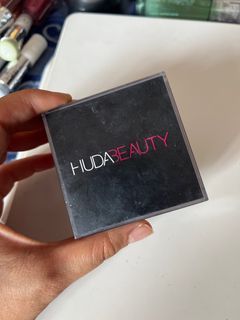 Huda Beauty  Easy Bake Powder