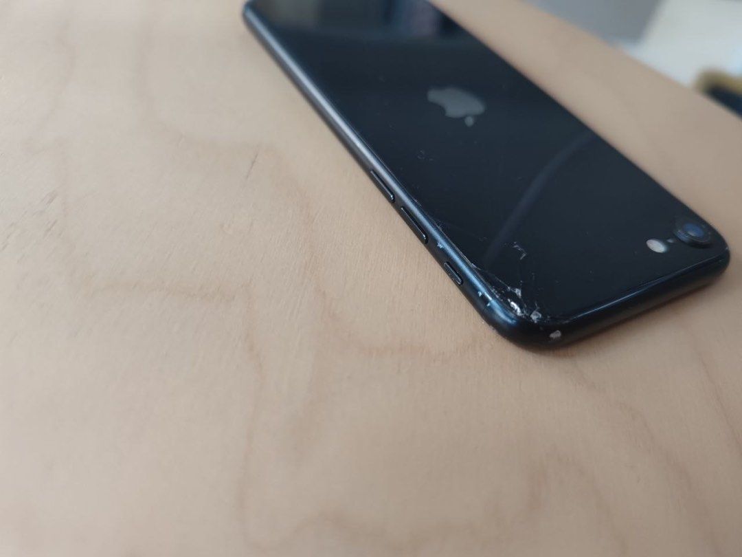 iPhone SE 3 （分類：iPhone SE 系列）位於 Hong Kong。 由 endless8888 提交（商品編號 1243770607，圖片 2）。簡介： iPhone se3 背面碎 黑色 狀況自己看圖 外觀不佳 許多磕碰和瑕疵 。