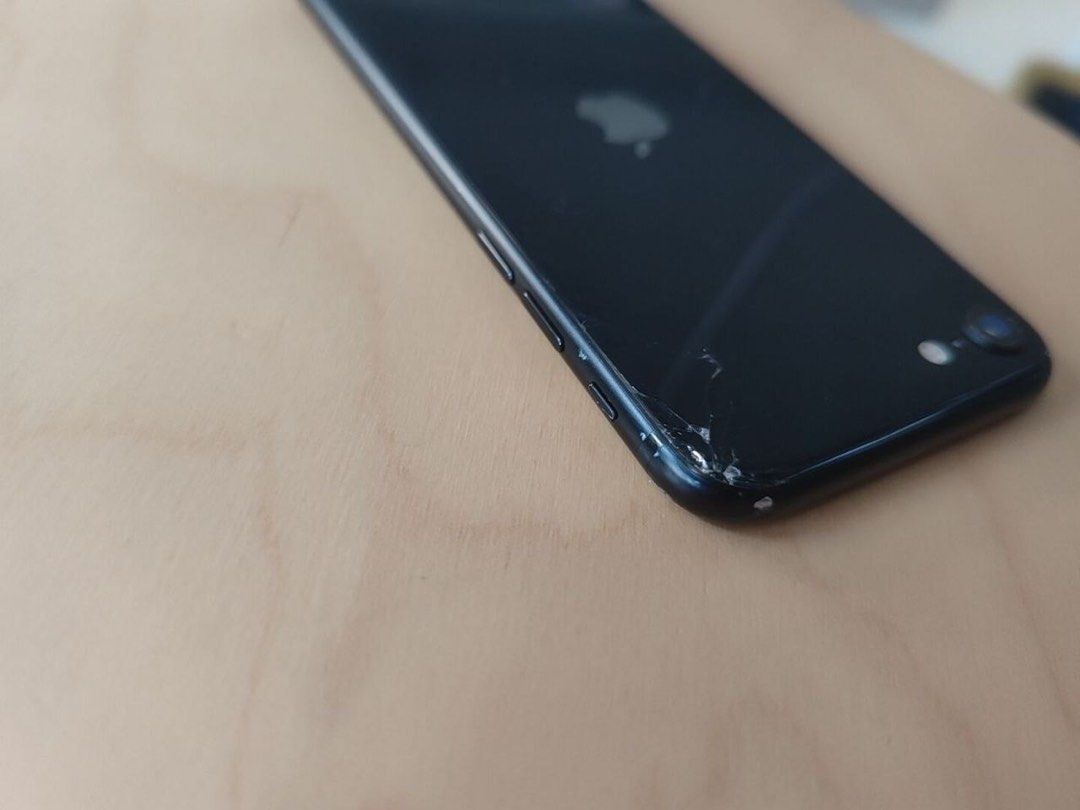 iPhone SE 3 （分類：iPhone SE 系列）位於 Hong Kong。 由 endless8888 提交（商品編號 1243770607，圖片 3）。簡介： iPhone se3 背面碎 黑色 狀況自己看圖 外觀不佳 許多磕碰和瑕疵 。