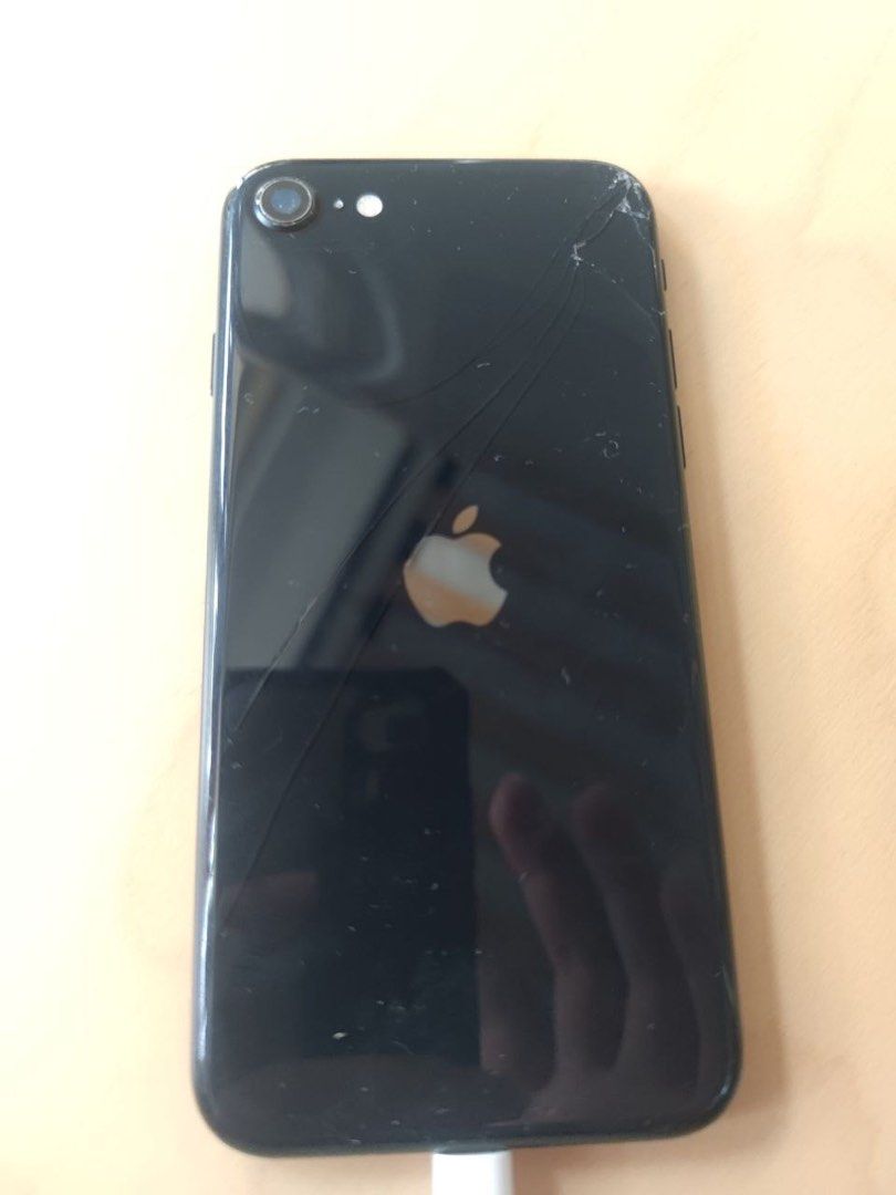 iPhone SE 3 （分類：iPhone SE 系列）位於 Hong Kong。 由 endless8888 提交（商品編號 1243770607，圖片 1）。簡介： iPhone se3 背面碎 黑色 狀況自己看圖 外觀不佳 許多磕碰和瑕疵 。
