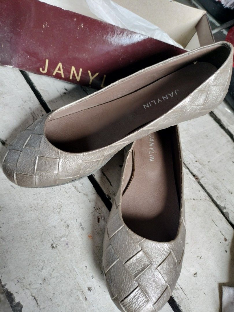 Janilyn bottega like flats size 7 NEW (Category: Flats & Sandals) located in Bulacan. Submitted by shopperscharm (Listing ID 1243778095, Image 1). Description: new with box , never used rfs: outgrown due to pregnancy.