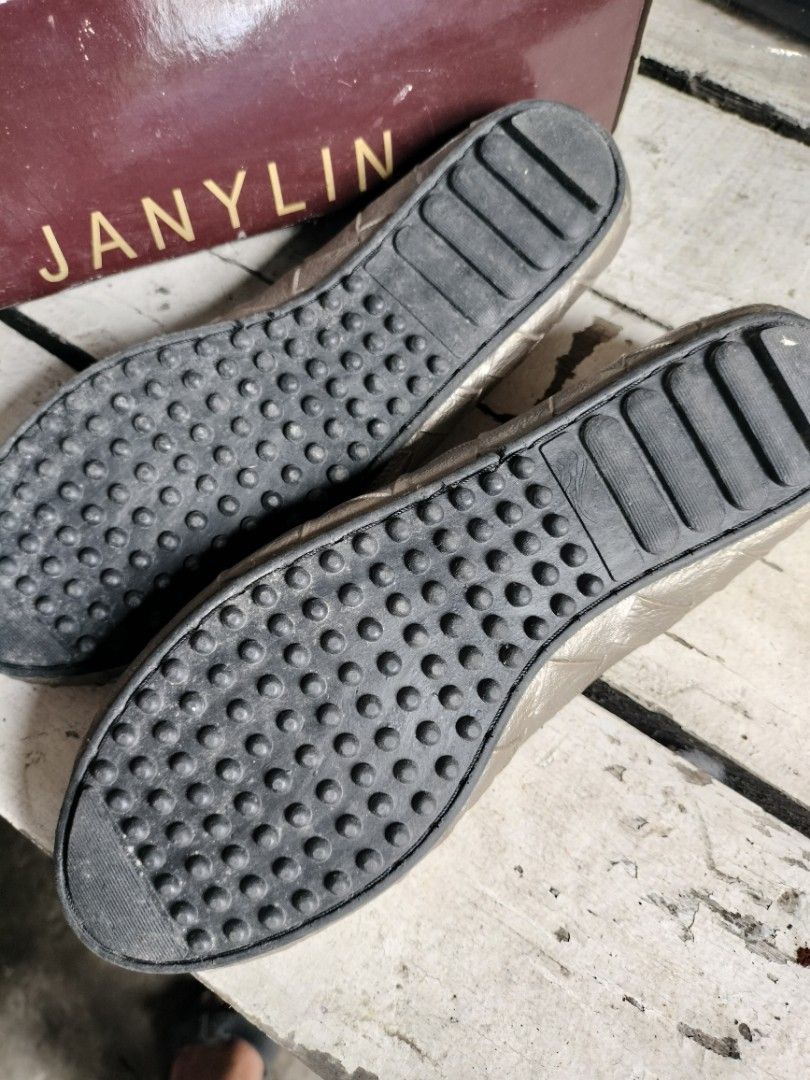 Janilyn bottega like flats size 7 NEW (Category: Flats & Sandals) located in Bulacan. Submitted by shopperscharm (Listing ID 1243778095, Image 2). Description: new with box , never used rfs: outgrown due to pregnancy.