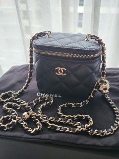 Chanel Black And Gold Sequin Paris-Cosmopolite Do Not Disturb Minaudiere  Clutch Gold Hardware, 2017 Available For Immediate Sale At Sotheby's
