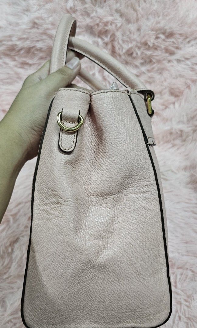 Lovcat 003 (Category: Luxury Bags & Wallets) located in Cauayan City . Submitted by lovelee06 (Listing ID 1215763664, Image 2). Description: LOVCAT - looks new - with sling PLEASE READ - Items are preloved or preowned - Not brand new unless stated - If issues or flaws unnoticed, maybe considered as signs of usage or just send me a message Manage your expectations MOP : payment 1st - BPI transfer - Gcash.