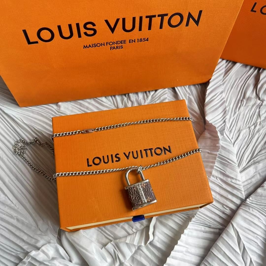 Louis Vuitton Monogram Lock Pendant (M00525)