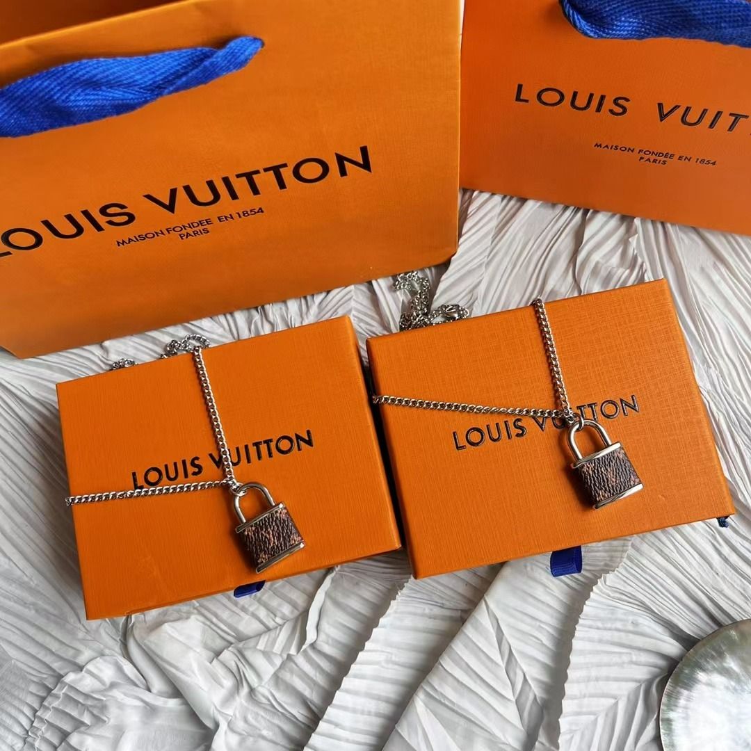 Louis Vuitton MONOGRAM Monogram Lock Pendant (M00525)
