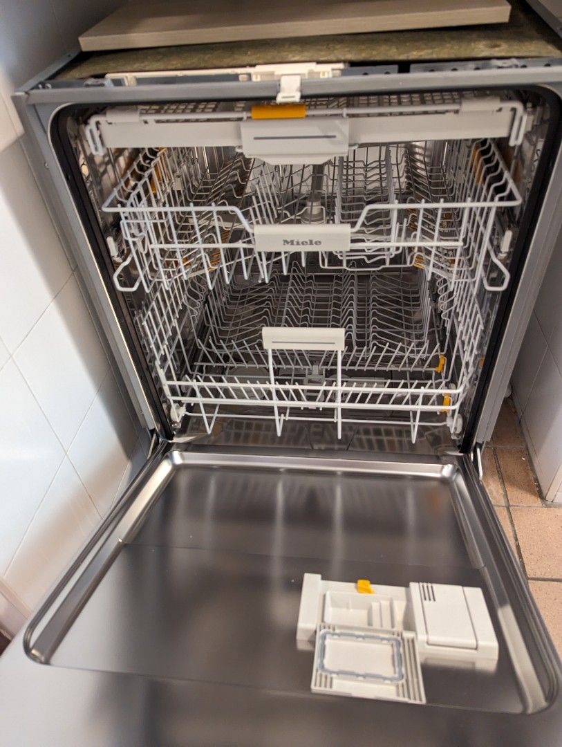 Miele built in dishwasher 3200 new!, TV & Home Appliances, Kitchen