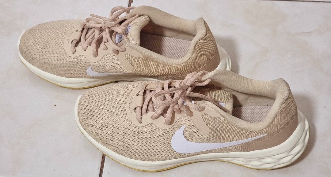 NIKE WOMEN S RUNNING SHOES US SIZE 8.5 Women s Fashion Footwear
