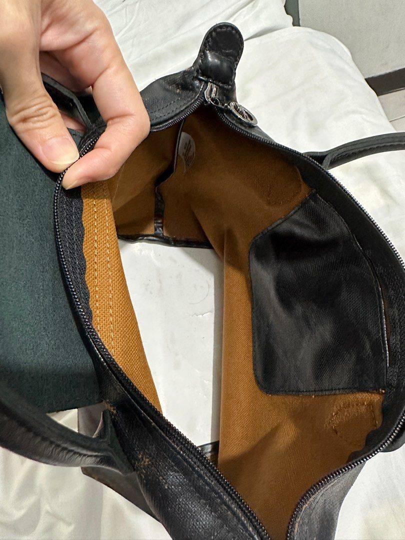 Original Longchamp Small Short handle Black Monogram with flaw (Category: Luxury Bags & Wallets) located in Makati City. Submitted by Bulats (Listing ID 1243847373, Image 3). Description: Bawal sa maarte, peeling but you can recolor. Or use as is. Ok pa naman siya. Loc Montojo makati.