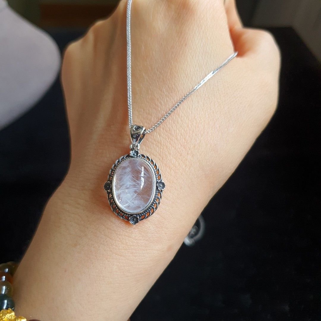 Quartz locket outlet