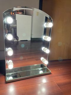 Vanity mirror with hollywood lights