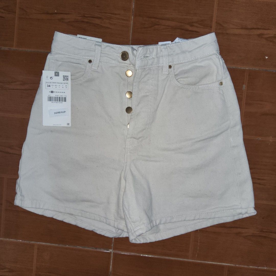 Zara white denim mom shorts (Category: Jeans) located in Quezon City. Submitted by charott (Listing ID 1243823305, Image 2). Description: Used once only to tight on me.