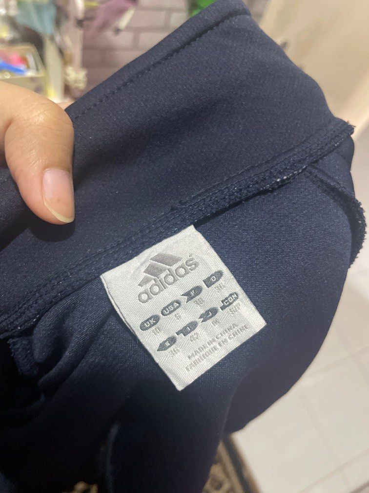 adidas crop jacket, Olah Raga, Baju Olahraga di Carousell