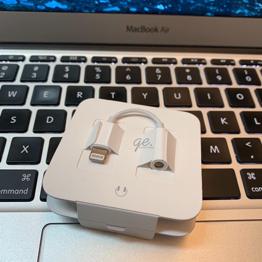 Apple iPhone Lightning connector to 3.5mm jack headset ((DONGLE)) (Category: Headphones & Headsets) located in Pasig City. Submitted by preloved_by_g (Listing ID 1244056842, Image 2). Description: I’m selling this Apple iPhone Lightning connector to 3.5mm jack headset ((DONGLE)) It’s unused and original! 💯 I accept fund transfer via bank; BDO/BPI/GoTymeBank/RBANK/Gcash Can be delivered via angkas/lalamove/grab COD via abono service ng lalamove w