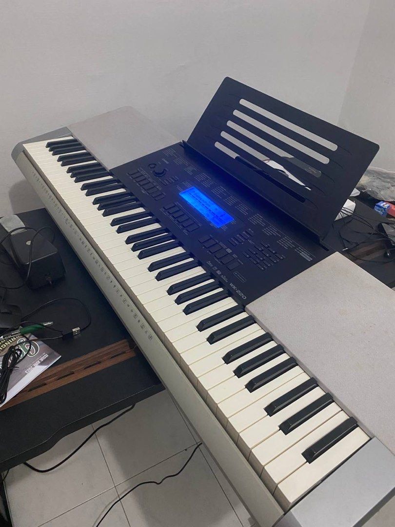 Casio WK220 Standard Keyboard, Hobbies & Toys, Music & Media