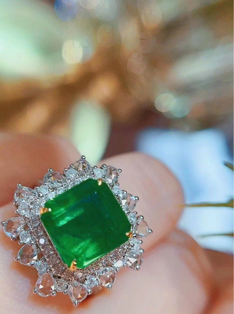 Emerald Ring (Category: Accessories) located in Singapore. Submitted by zhou.yi.98499 (Listing ID 1244033682, Image 1). Description: .