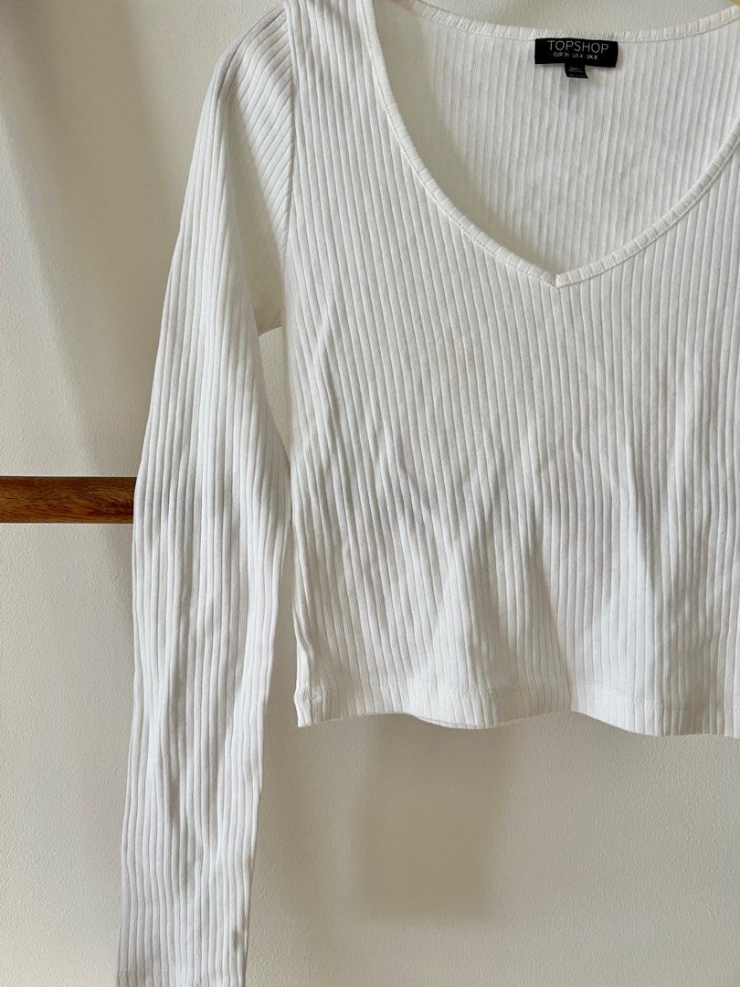 Forever 21 White Ribbed Cropped Sweater S (Category: Longsleeves) located in Quezon City. Submitted by kgshops (Listing ID 1243987866, Image 2). Description: Forever 21 white ribbed knit cropped sweater. Loose fit. V neck. Size small. Buy 3 items get 1 free Buy 5 items get 2 free Payment via BPI or gcash .