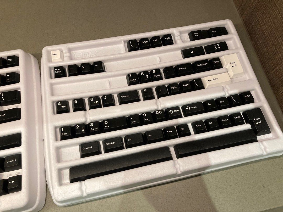 GMK White on Black (WOB) Keycaps, 電腦＆科技, 電腦周邊及配件, 電腦鍵盤及相關產品 Carousell