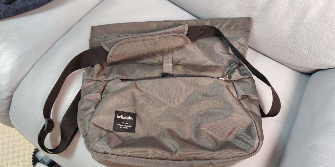 hellolulu bag （分類：手袋及銀包）位於 Hong Kong。 由 lukeddy 提交（商品編號 1244033695，圖片 1）。簡介： used few times only can place camera grey colour。